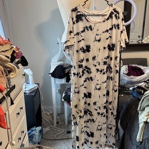 Elegant Black and White Maxi Dress